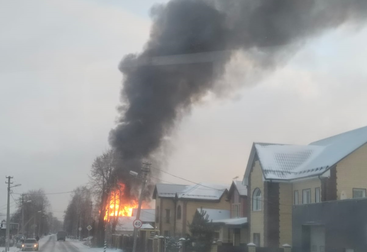 В Нижнем Тагиле на Старой Гальянке сгорел частный дом - Тагильский рабочий