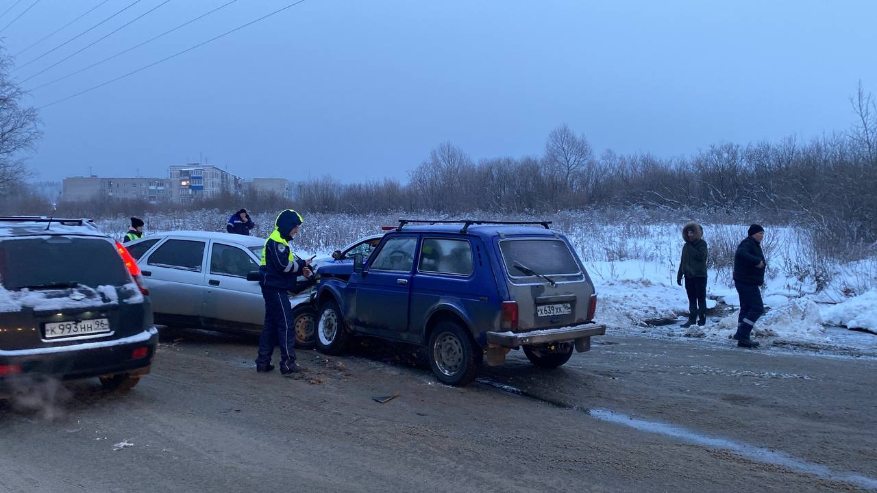 В Нижнем Тагиле при столкновении автомобилей пострадали четыре человека -  Тагильский рабочий