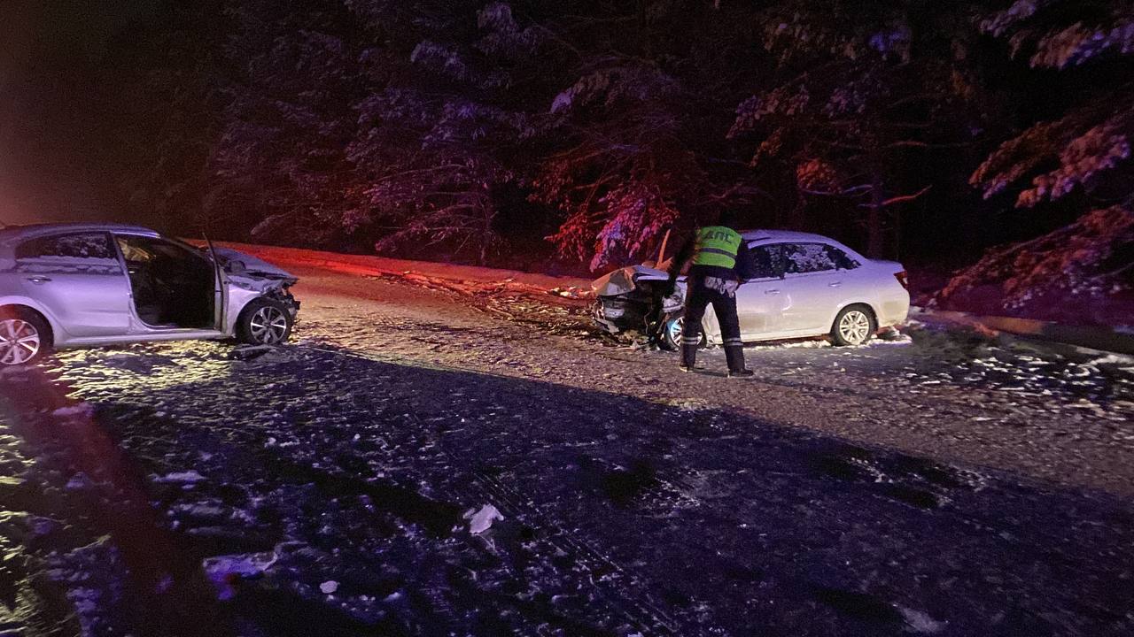 Лобовое столкновение автомобилей произошло сегодня ночью на Южном подъезде  Нижнего Тагила - Тагильский рабочий