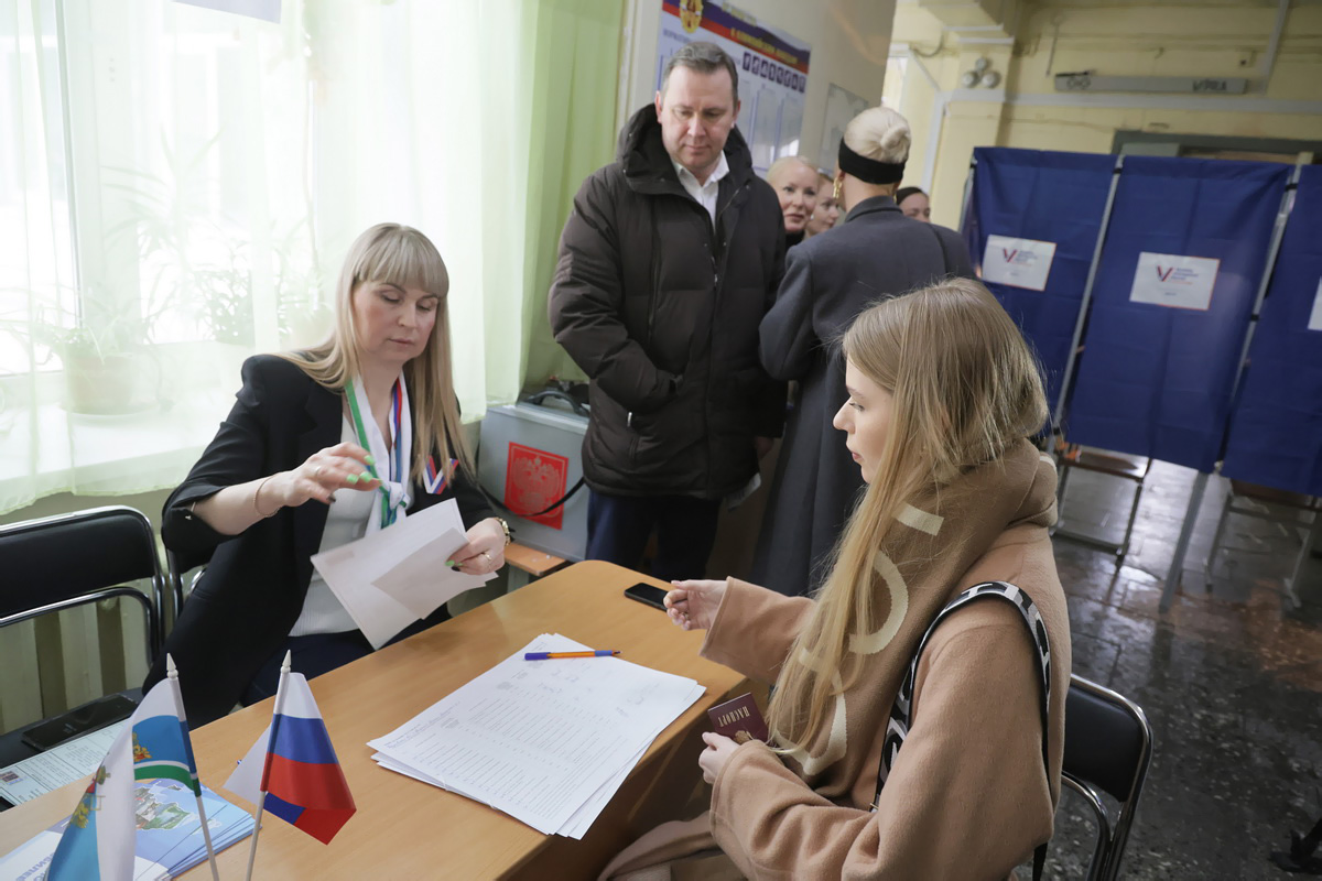 Глава города Нижний Тагил Владислав Пинаев проголосовал на выборах  президента России вместе со своей - Тагильский рабочий